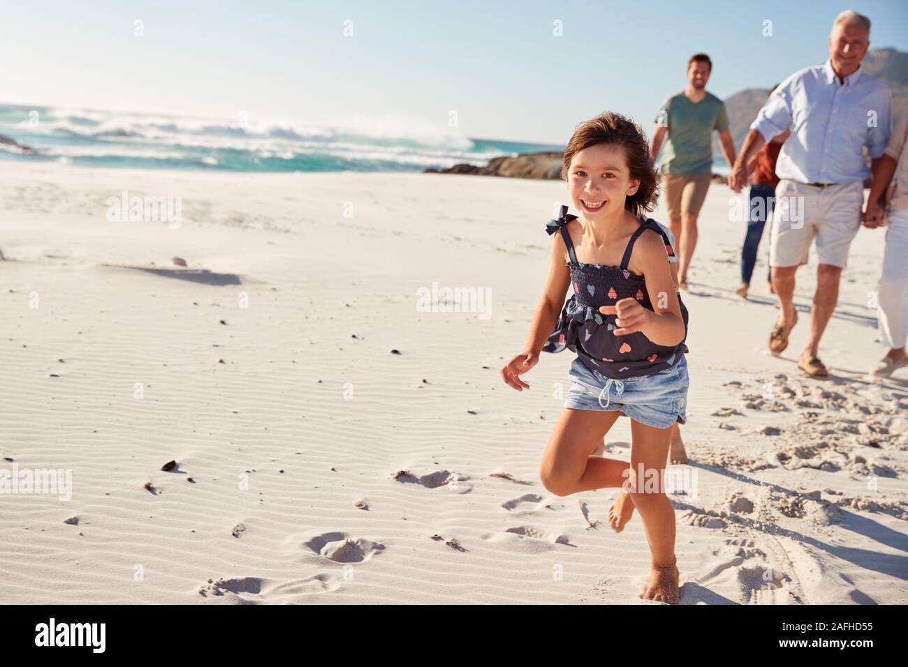 Happy family running on sunny hi-res stock photography and images - Alamy
