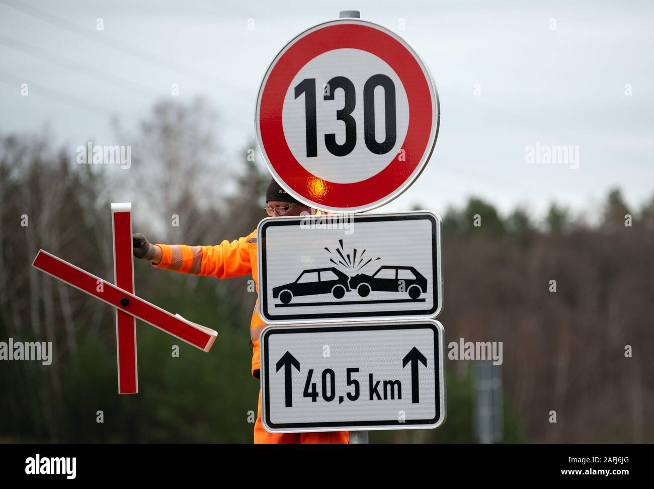 A13 Sign Rangsdorf, Germany. 16th Dec, 2019. A worker on the A13 motorway ...