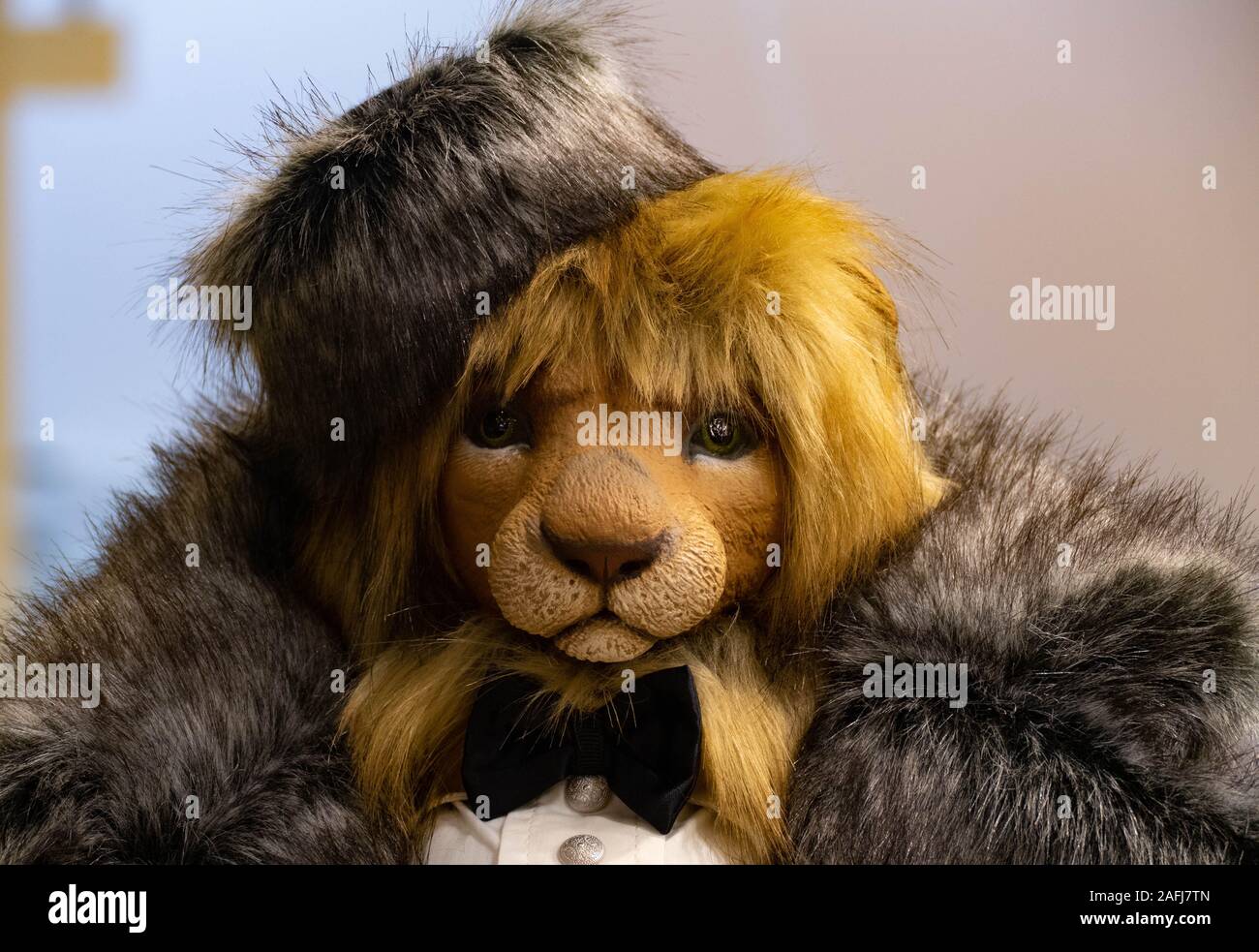 Girl wearing fur hood hires stock photography and images Alamy