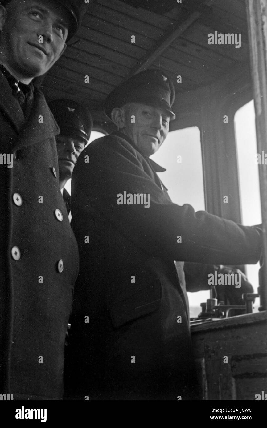 Fahrer einer Strassenbahn in Emden, Niedersachsen, Deutschland, 1950. Tram staff in Emden, Lower Saxony, Germany, 1950s. Stock Photo