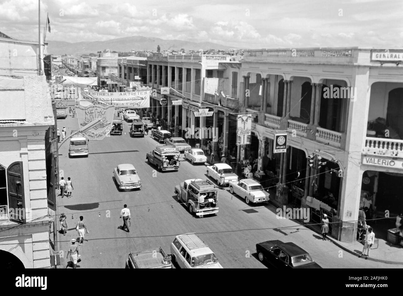 Hauptgeschäftsstraße von PortauPrince mit den höchsten Häusern der