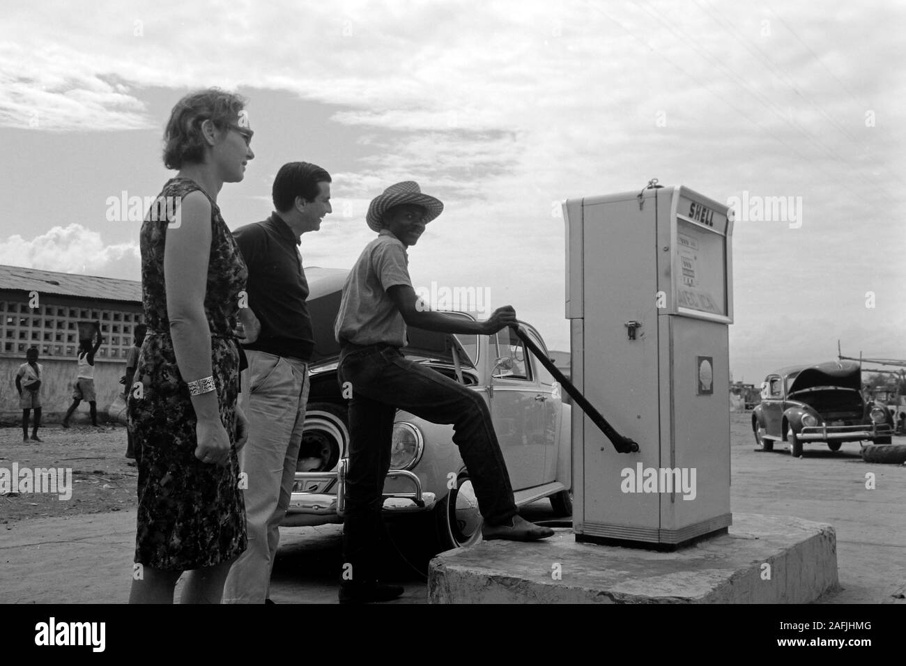 Tanken auf dem Land mit der Handpumpe, 1967. Refueling via handpump in a rural area, 1967. Stock Photo