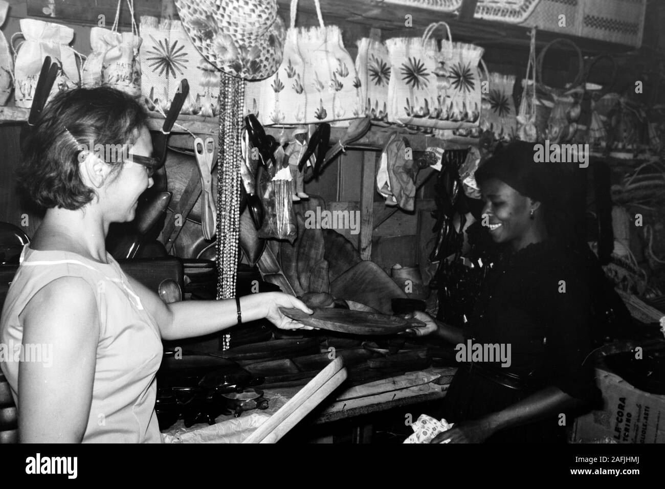 Touristen erwerben Handarbeit, 1967. Tourists purchasing handicrafts, 1967. Stock Photo