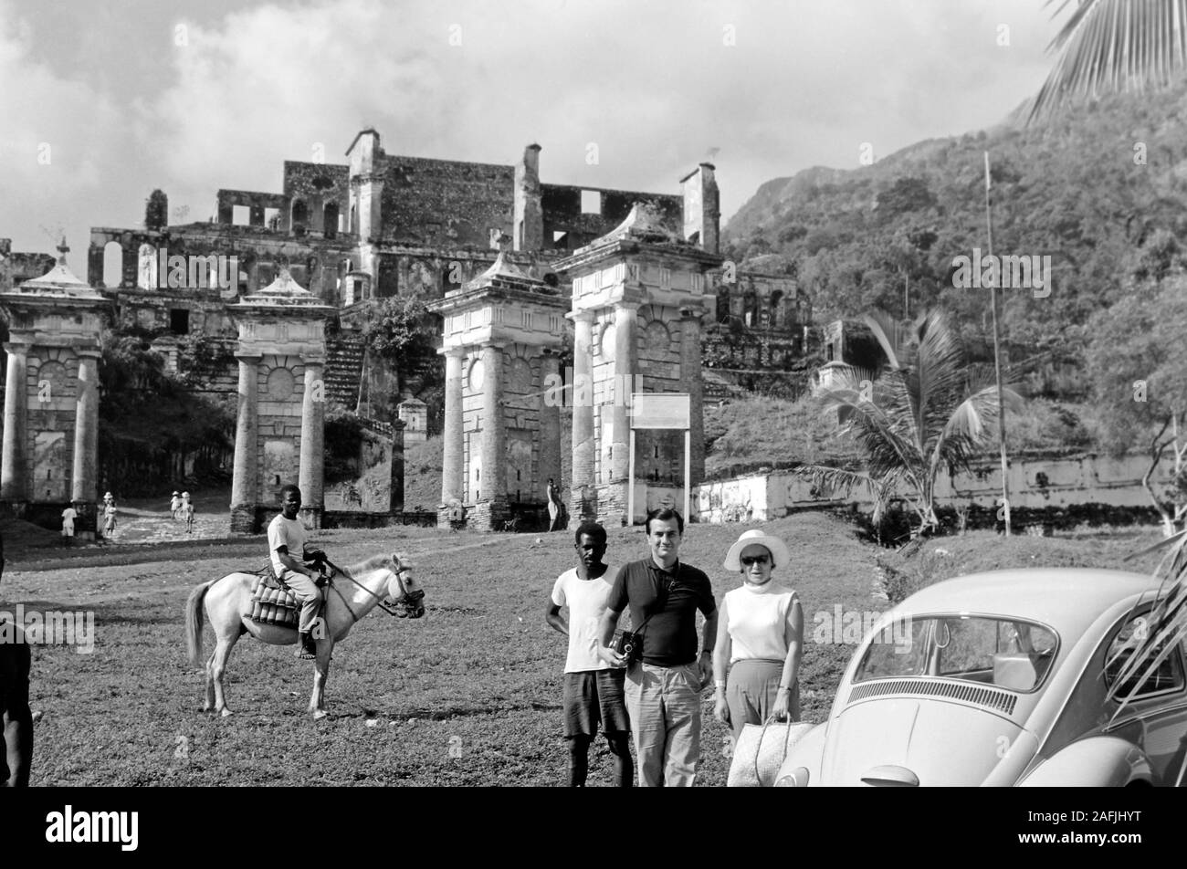 Touisten vor Sans-Souci, 1967. Tourists in front of Sans-Souci, 1967. Stock Photo