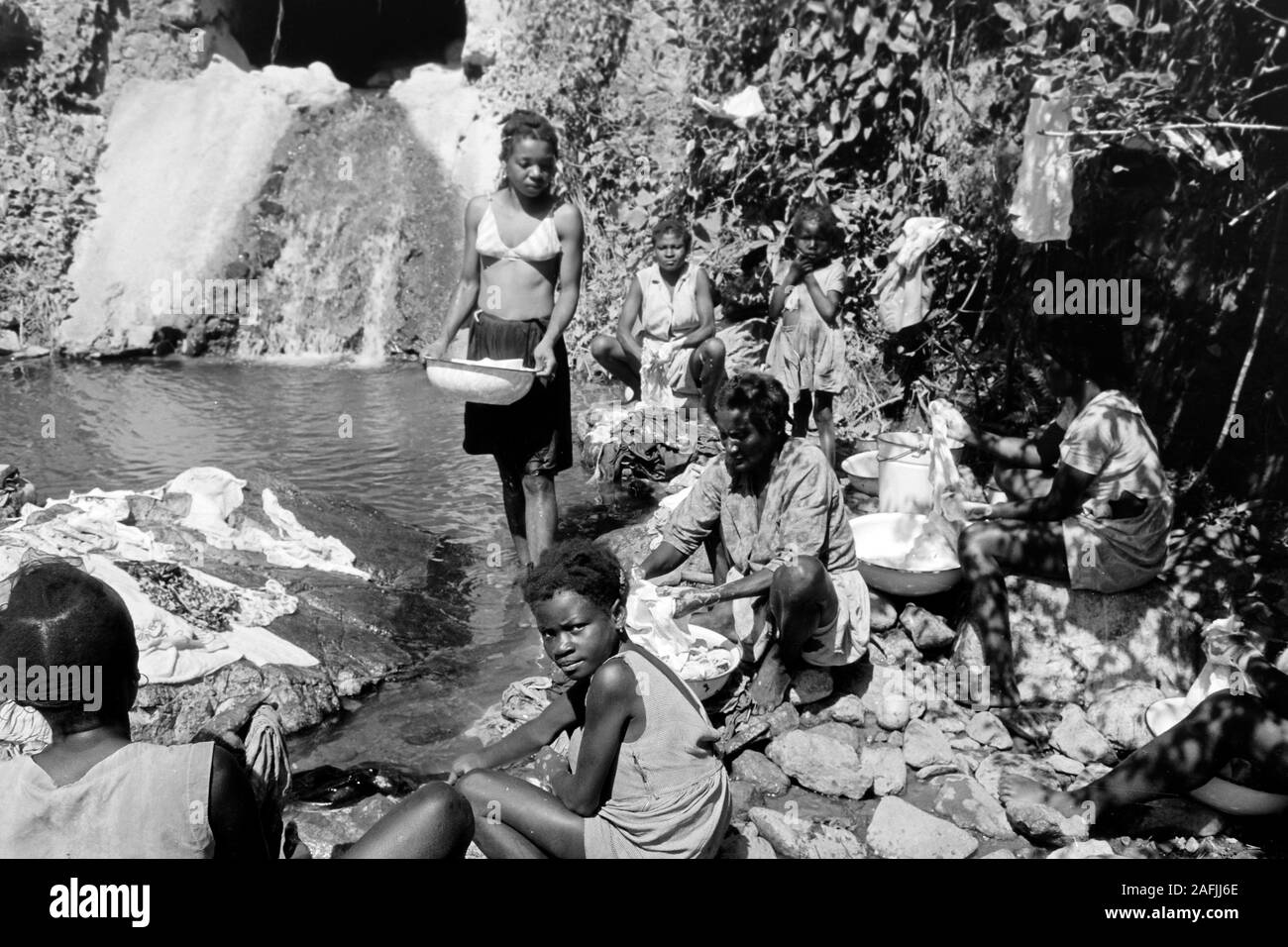 Waschtag am Fluss, 1967. Laundry day by the river, 1967. Stock Photo