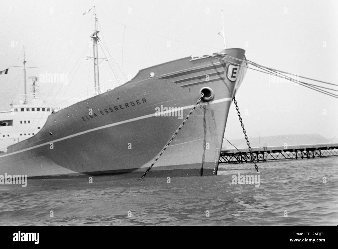 Schiff 'Elsa Essberger' vor Anker vor dem Panamakanal, Panama 1955. Vessel 'Elsa Essberger' anchoring near the Panama Canal, Panama 1955. Stock Photo