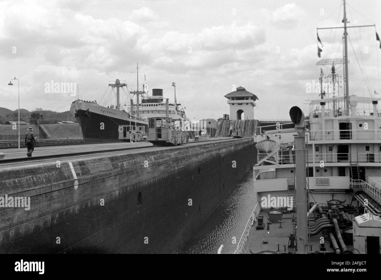 Schiffe an den Miraflores Schleusen im Zugang zum Pazifischen Ozean, nahe Panama-Stadt, Panama, 1955. Ships and vessels at the Miraflores locks of the Panama Canal with entry to the Pacific Ocean, Panama, 1955. Stock Photo