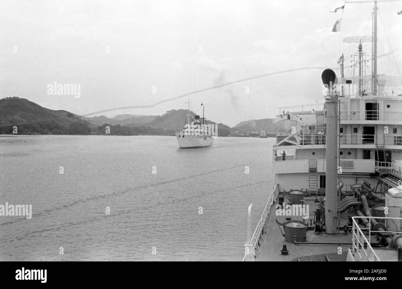 Schiffe an den Miraflores Schleusen im Zugang zum Pazifischen Ozean, nahe Panama-Stadt, Panama, 1955. Ships and vessels at the Miraflores locks of the Panama Canal with entry to the Pacific Ocean, Panama, 1955. Stock Photo