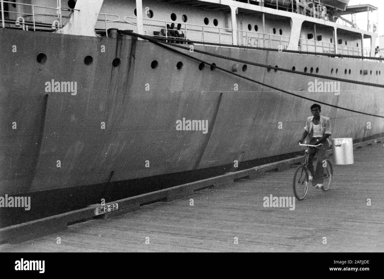 Hafenanlage mit Rafahrer im Hafen von Port Said, Ägypten, 1955. Quay with cyclist at Port Said harbor, Egypt, 1955. Stock Photo