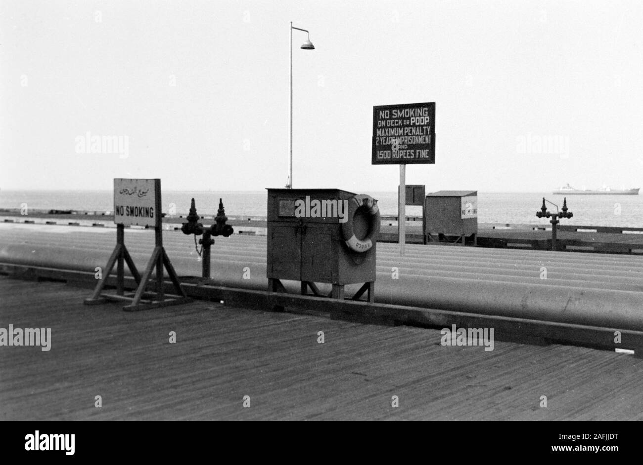 Hafenanlage mit Warnschild im Hafen von Port Said, Ägypten, 1955. Quay with warning sign at Port Said harbor, Egypt, 1955. Stock Photo