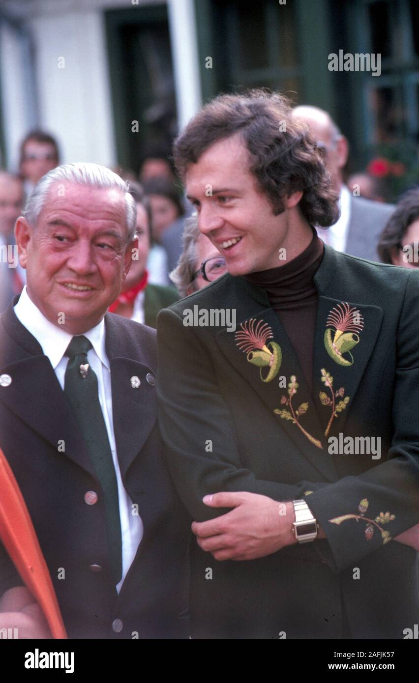 Minister President Alfons Goppel and Franz Beckenbauer on the Etienne Aigner  race-day at the racecourse in Munich-Riem (No model release Stock Photo -  Alamy