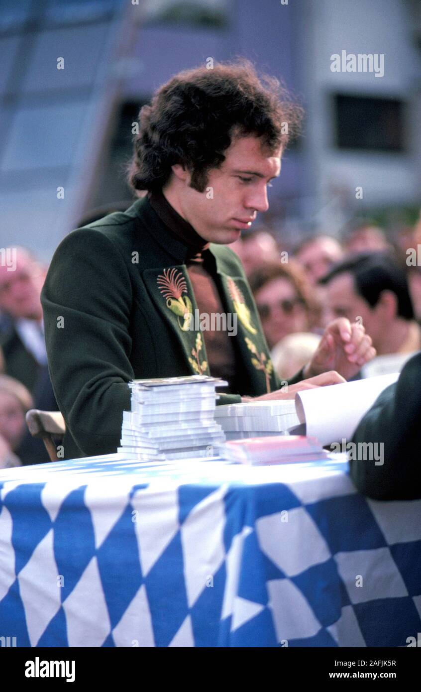 Franz beckenbauer 1975 hi-res stock photography and images - Alamy