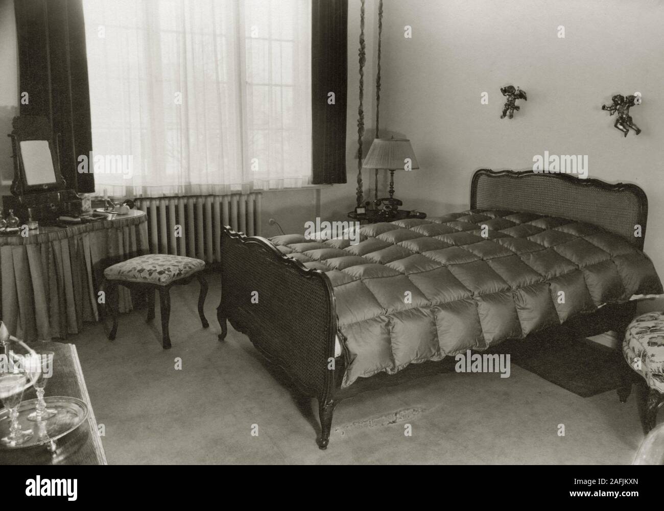 1940s bedroom furniture hi-res stock photography and images - Alamy