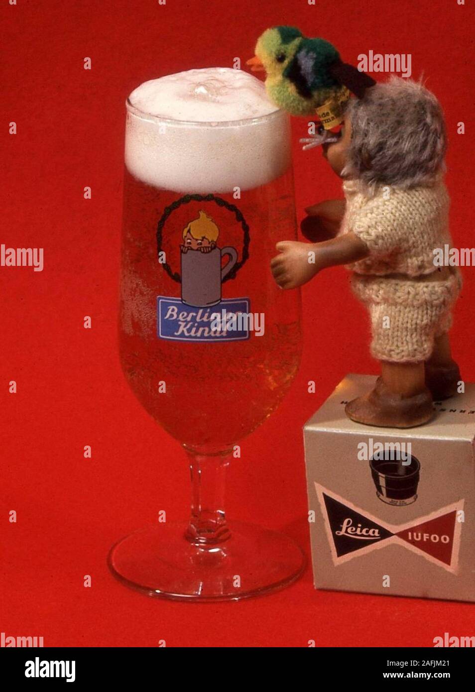 Mecki (puppet) and a bird drinks beer out of a beer glass ("Berliner