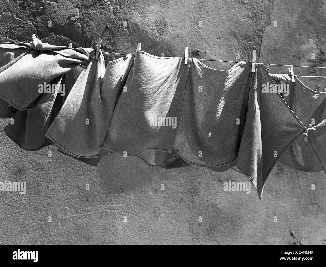 Washing on a line 1970s hires stock photography and images Alamy