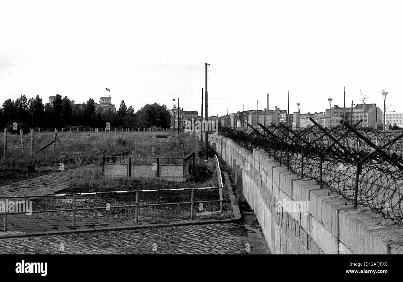 Berlin wall 1960s hires stock photography and images Alamy