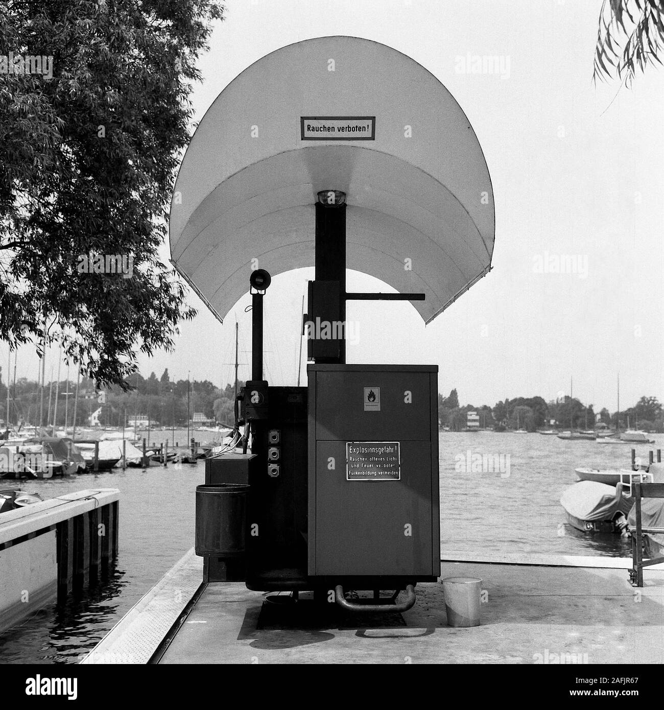 Watergasstation with telephone box by the architect Ludwig Leo at the