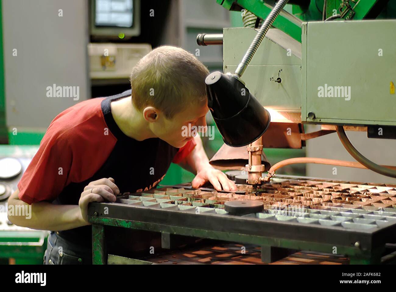 Millingmachine operator works at machine Stock Photo Alamy