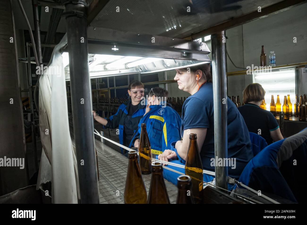Quality control on glass bottles factory. Tyumen Stock Photo Alamy