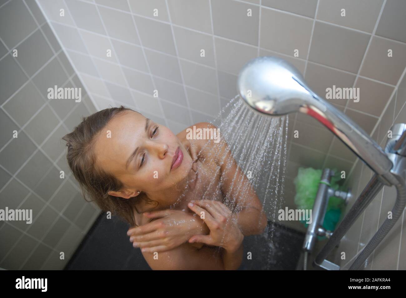 Мужа женой моются в душе. Мытье в душе. Девушка моется под душем. Девушки моются в душевой. Мыльные девушки в душе.