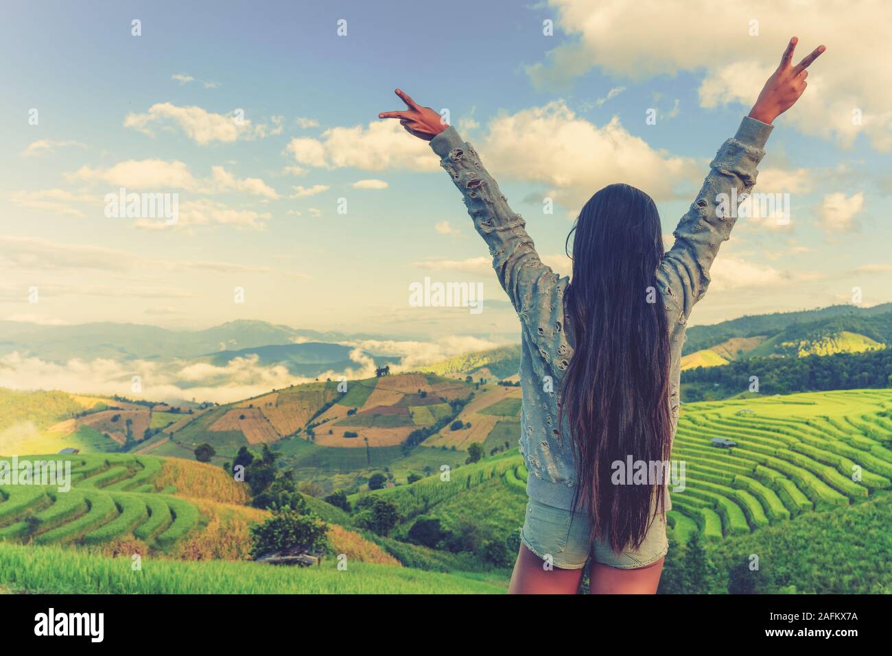 Psykologisk Koge Sommerhus Traveler girl make photo nature landscape and enjoy scenery view rice  terrace in Asia at sunrise. Active lifestyle and Travel concept Stock Photo  - Alamy