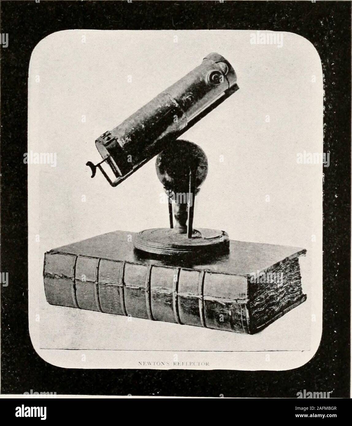 . The Adolfo Stahl lectures in astronomy, delivered in San Francisco, California, in 1916-17 and 1917-18, under the auspices of the Astronomical Society of the Pacific. Fig. 1—The Well of Eratosthenes.. Fig. 2—Newtons Reflector.PLATE XXXL Important Epochs ix AsTRoxo^rv 129 angular distance of the Sun from the zenith was found to beapproximately ^^oth of a complete circumference, or about 7°.If Syene is assumed to be directly south of Alexandria, thenit follows, from this observation, that the distance betweenthem is Y^oih of the circumference of the Earth. The geometrical principle involved wi Stock Photo