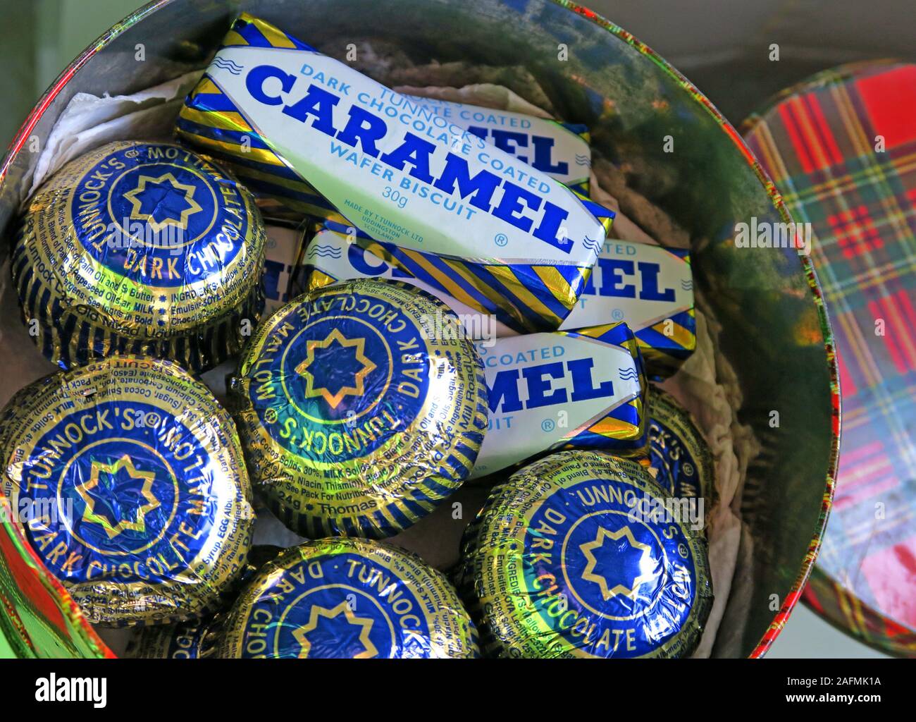 Tunnock's Dark Chocolate Caramel Wafers and Tunnock's Dark Chocolate Teacakes, in a tartan tin. Soft marshmallow biscuits,from Uddingston, Scotland Stock Photo