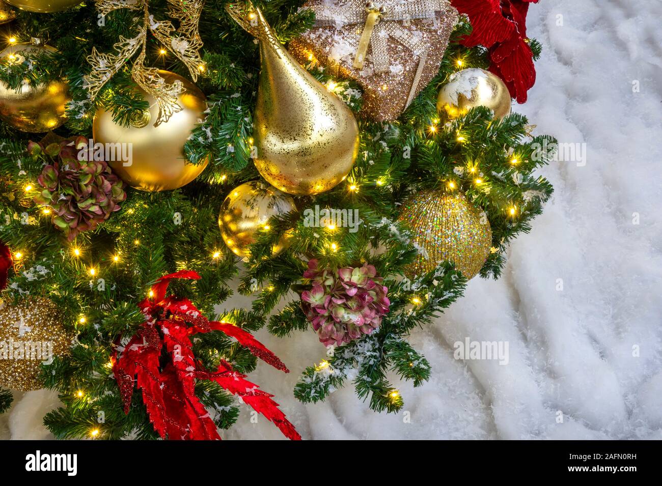 Gold ornaments christmas tree hi-res stock photography and images - Alamy