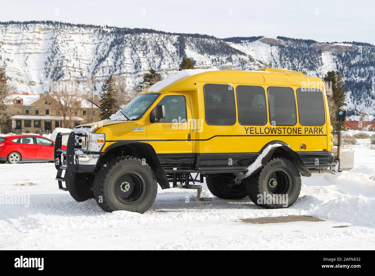 https://c8.alamy.com/comp/2AFN632/yellowstone-national-park-xanterra-snowcoach-with-wheels-parked-in-mammoth-hot-springs-yellowstone-national-park-wyoming-usa-2AFN632.jpg
