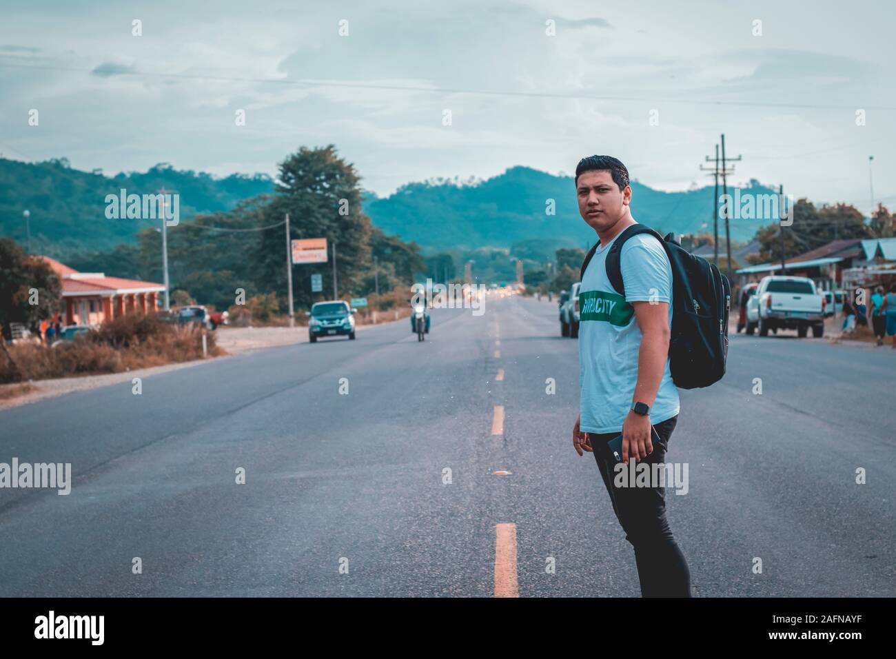 SAN PEDRO SULA, HONDURAS - Dec 08, 2019: Chico parado en medio de la carretera viendo hacia la camara. Stock Photo