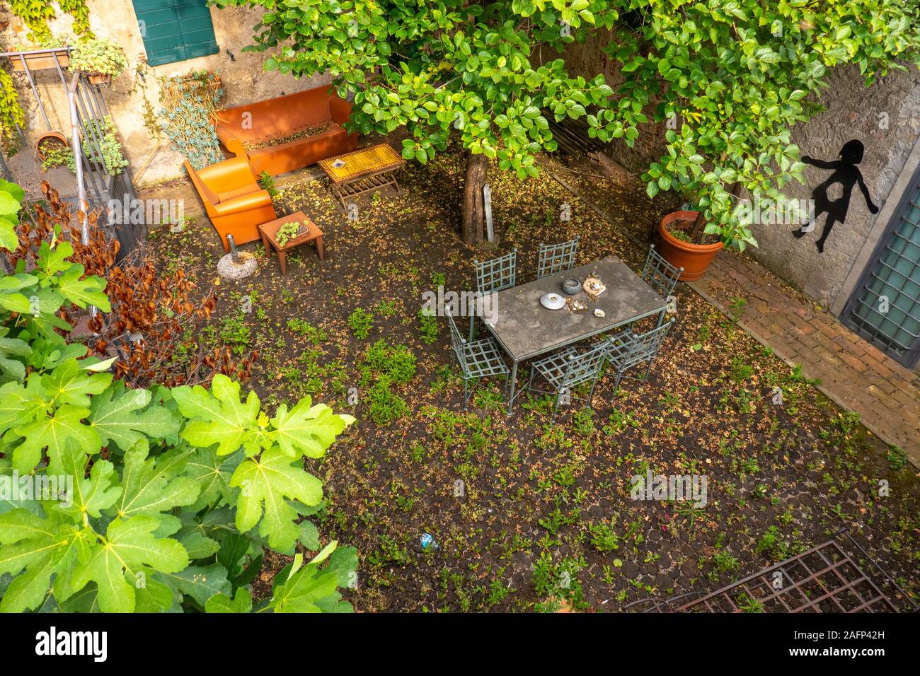 Courtyard resident hi-res stock photography and images - Alamy