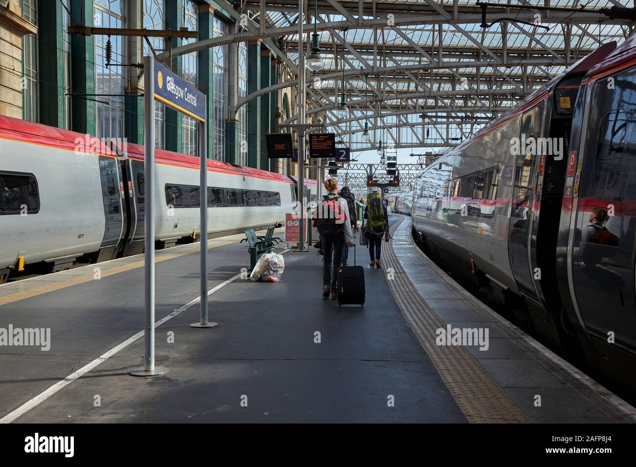 travellers-at-glasgow-central-train-station-stock-photo-alamy