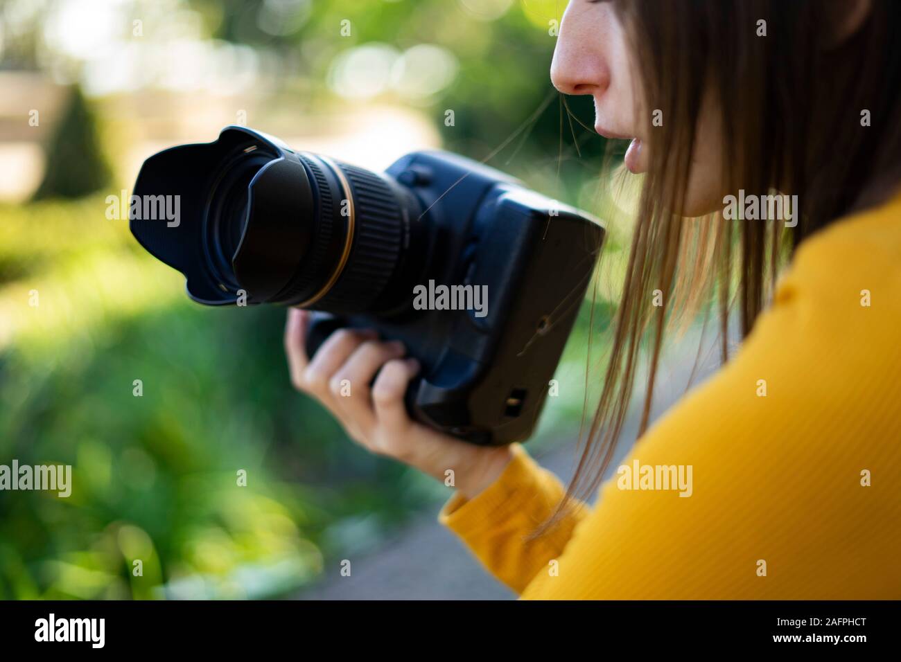 Videograph woman holding her reflex camera in the woods. Vlogger Women ...