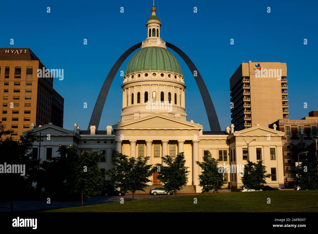 MAY 15, 2019, ST LOUIS, MO., USA - Old St. Louis Courthouse, Gateway Arch, site of historic Dred Scott decision triggering Civil War Stock Photo