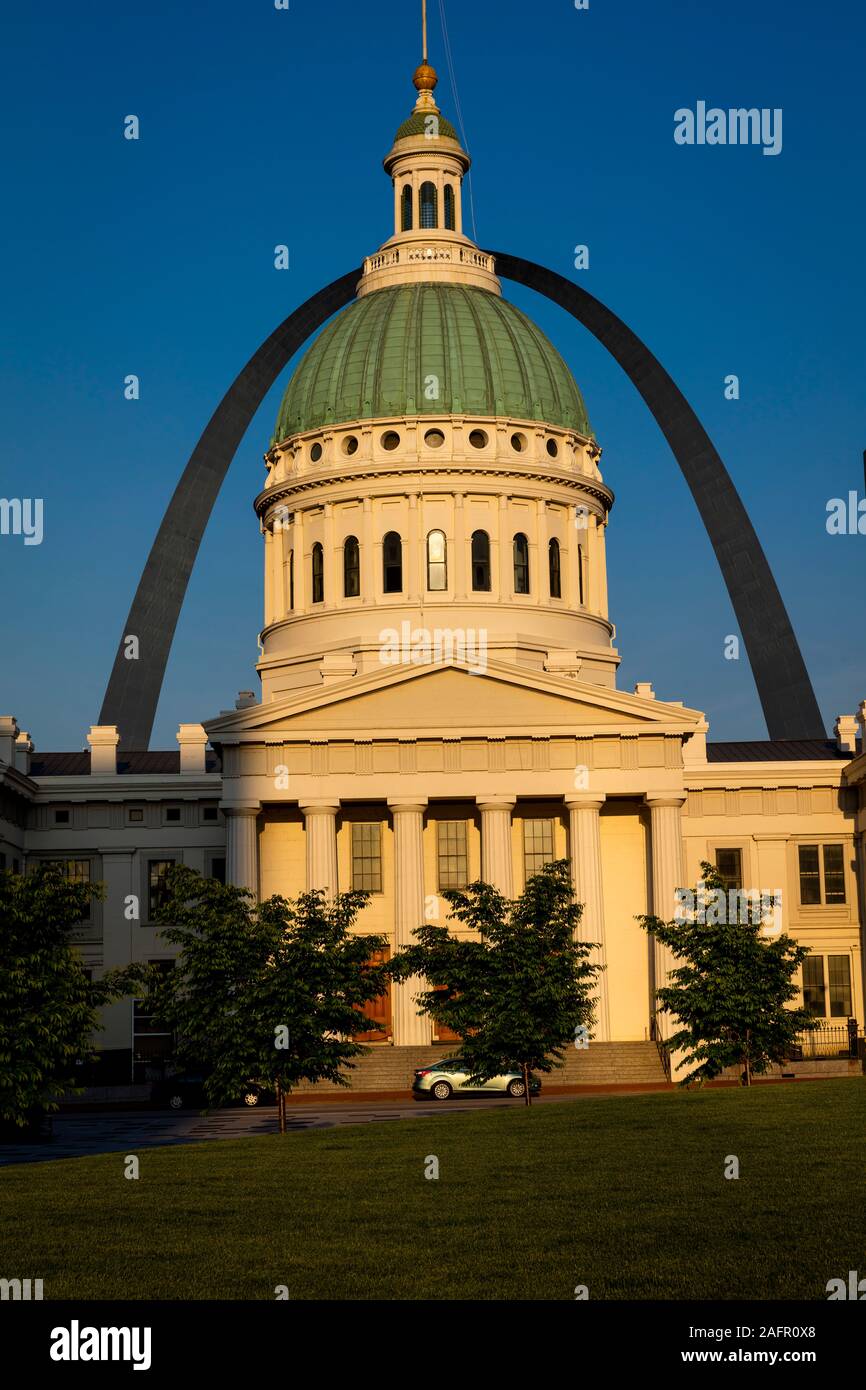 MAY 15, 2019, ST LOUIS, MO., USA - Old St. Louis Courthouse, Gateway Arch, site of historic Dred Scott decision triggering Civil War Stock Photo