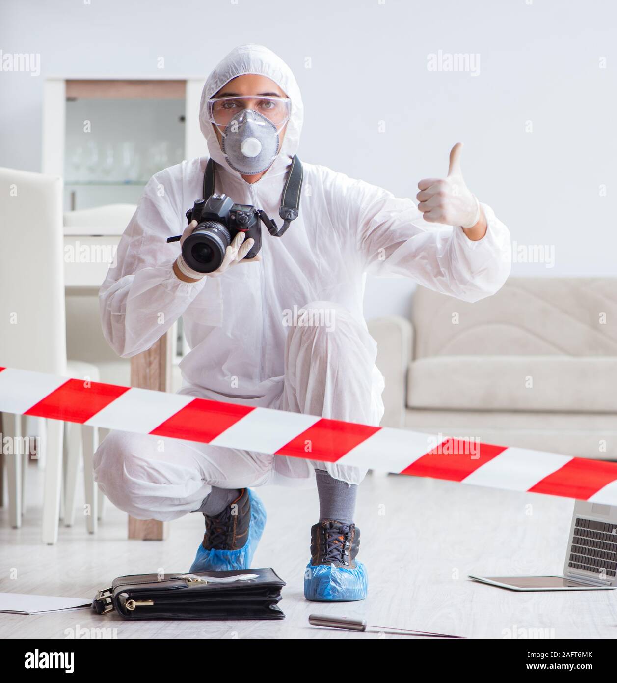 The forensic expert at crime scene doing investigation Stock Photo - Alamy
