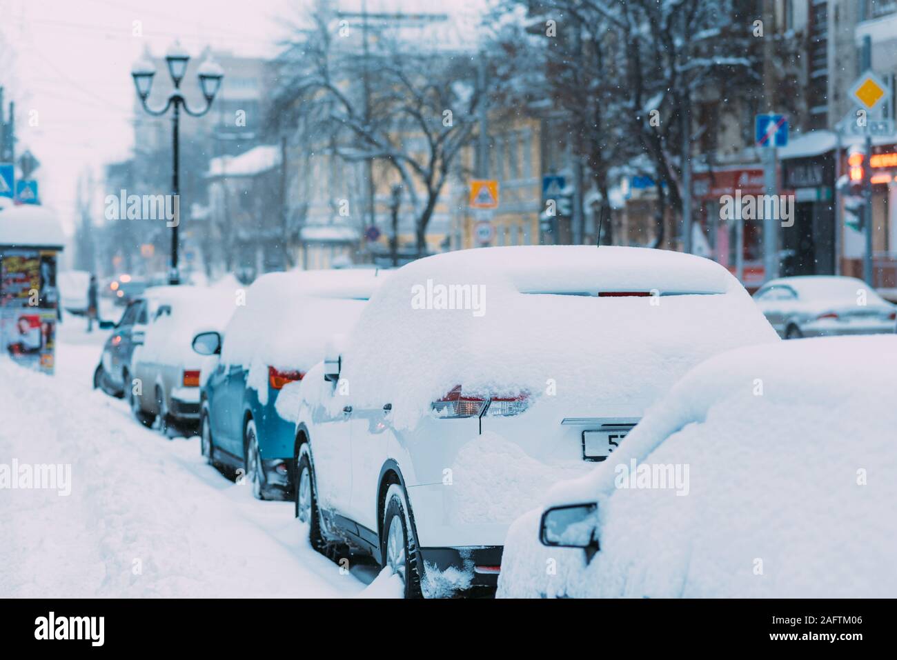 cars in the Parking lot are all in the snow Stock Photo - Alamy