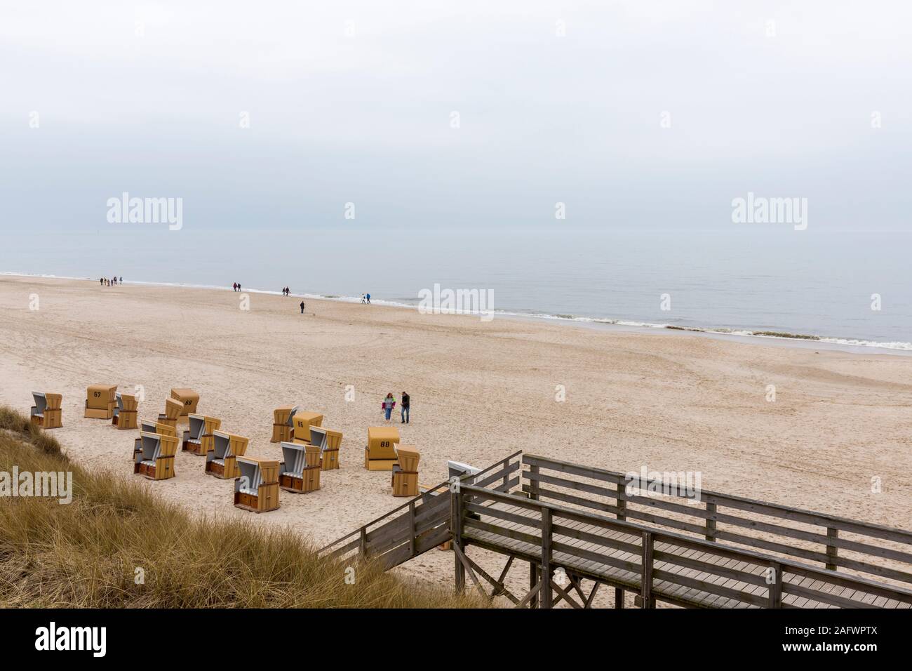 Strand, Strandkoerbe, Spaziergaenger, Holzsteg, Meer, Wenningstedt, Sylt Stock Photo