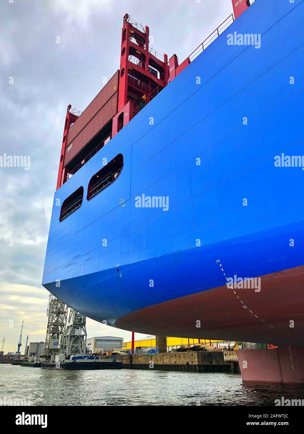 Hamburg,Germany - August 17,2018: The container ship COSCO Shipping Leo in Hamburg harbor. UniverseChina Ocean Shipping Company, known as COSCO, was a Stock Photo