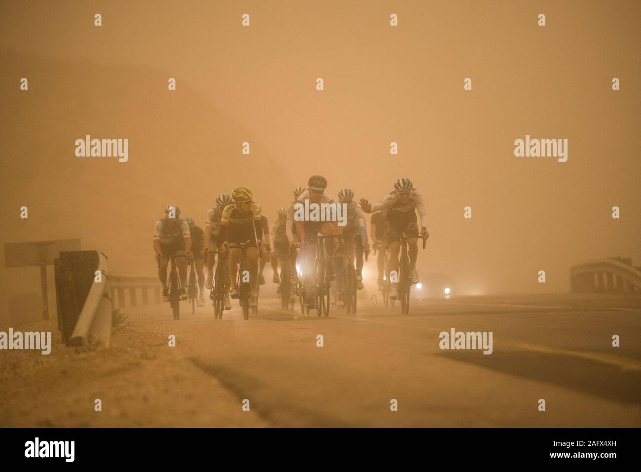 Israel Start-Up Nation, erstes gemeinsames Team Treffen in Israel, Dez. 2019. Sandsturm beim Training in der Negev Wüste. Stock Photo