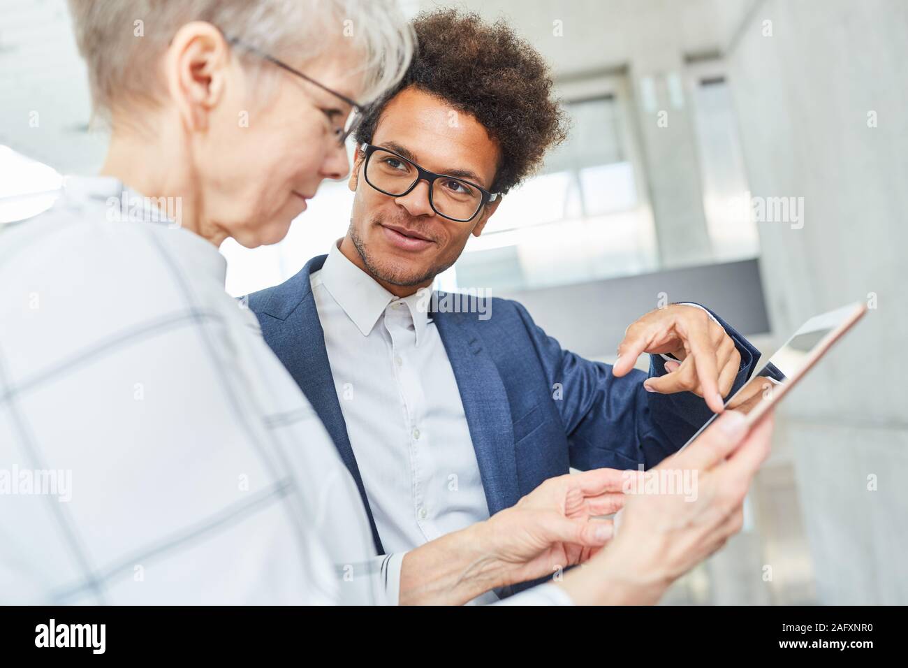 Business on computer shows hi-res stock photography and images - Alamy