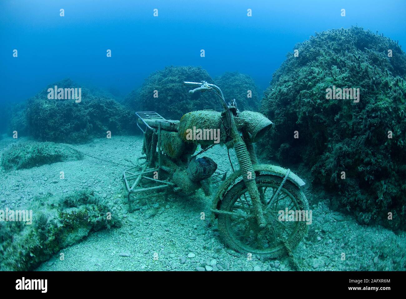 Versunkenes Motorrad auf dem Meeresgrund, Zakynthos, Griechenland | Sunken motor bike standing upright on seabed,  Zakynthos, island, Greece Stock Photo