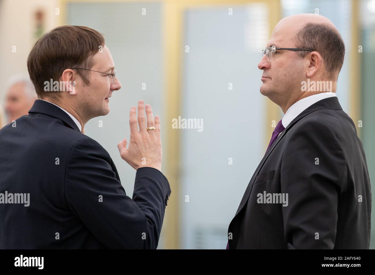 Nuremberg, Germany. 17th Dec, 2019. Hans Reichhart (l, CSU), Bavarian Minister of State for Housing, Construction and Transport, talks to Albert Füracker (CSU), Bavarian Minister of Finance, at the beginning of the cabinet meeting. The Council of Ministers of the Free State meets in the Ministry of Home Affairs for its last working session in 2019. Credit: Daniel Karmann/dpa/Alamy Live News Stock Photo