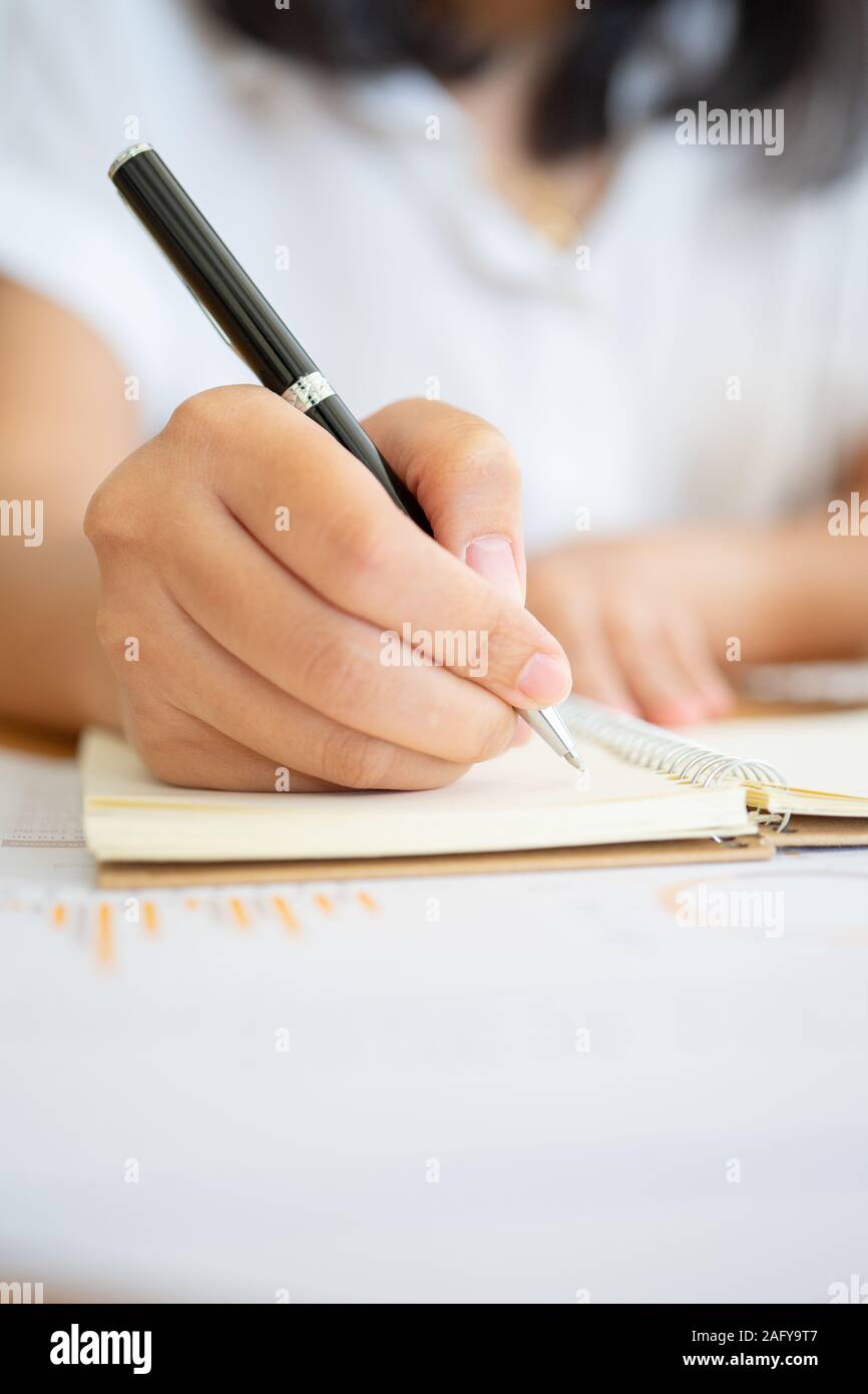Человек держит ручку кресла. Девушка с блокнотом и ручкой. Красивая тетя пишет в блокноте. Рука парень с ручкой. Stock man behind a desk.
