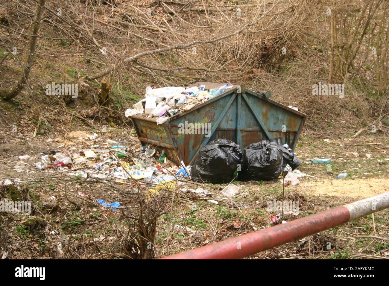 https://c8.alamy.com/comp/2AFYKMC/overfilled-trash-dumpster-in-romania-2AFYKMC.jpg