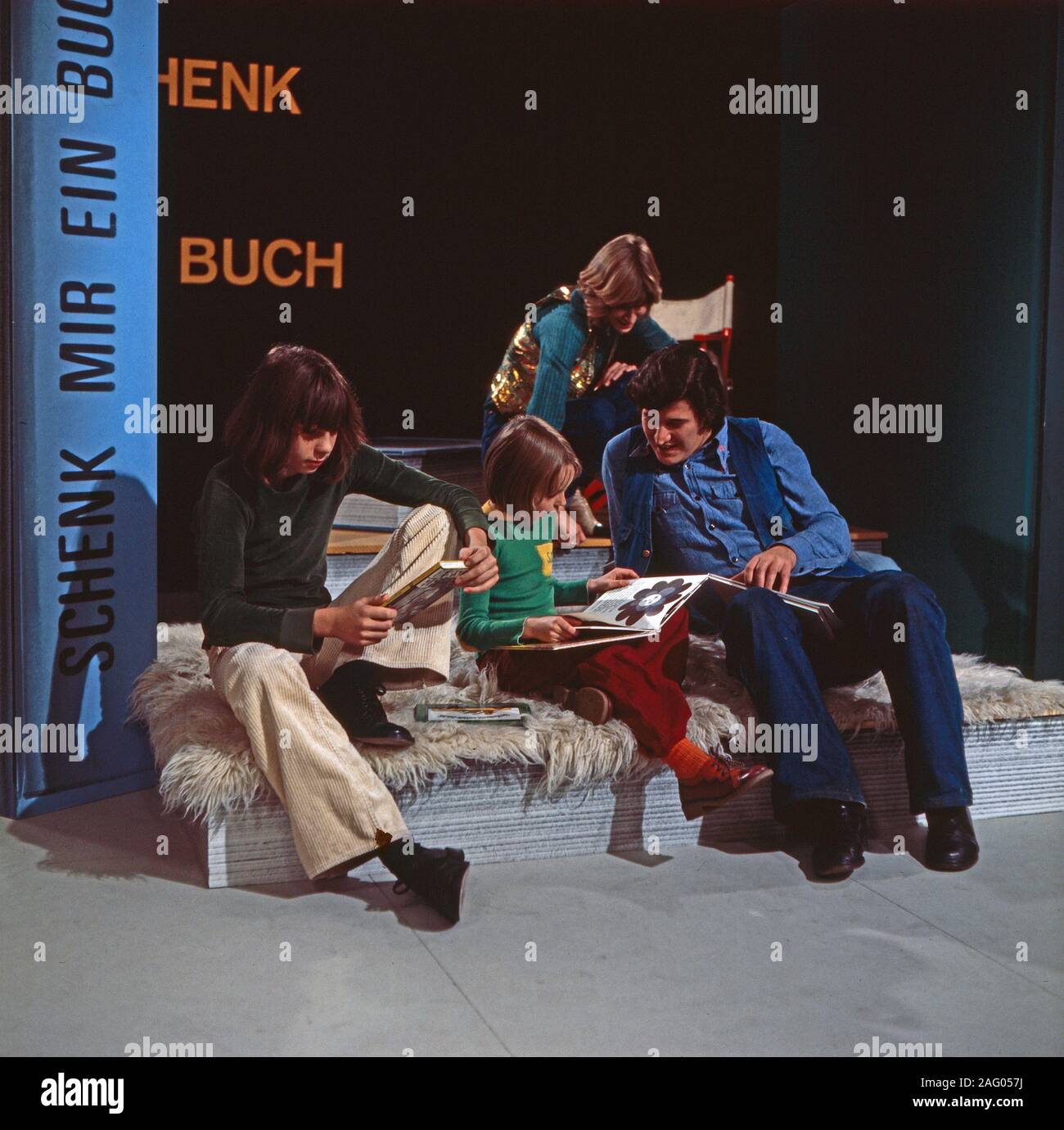 Schenk mir ein Buch, Magazin zu neuen Kinder- und Jugendbüchern, Deutschland 1976 Stock Photo