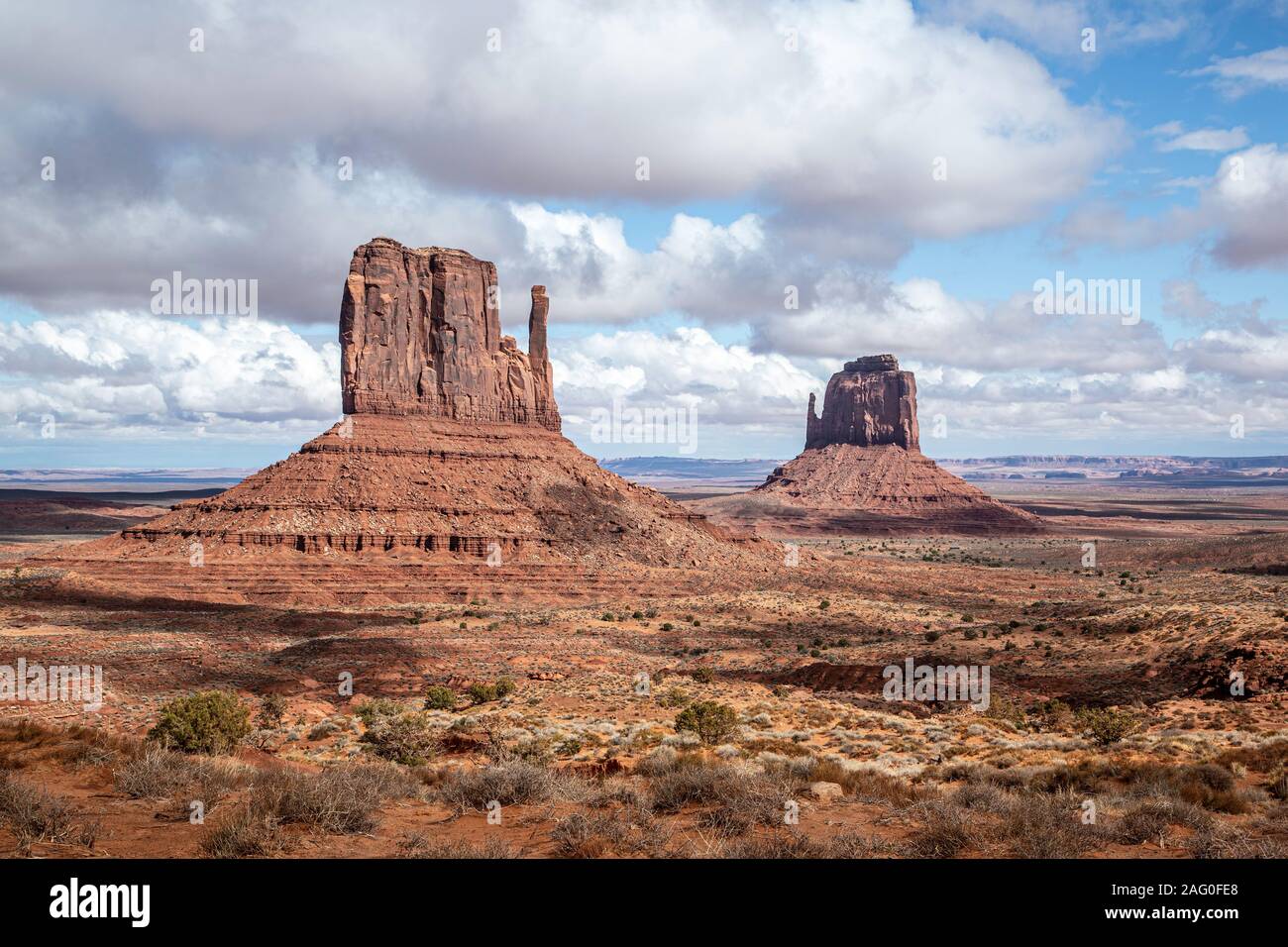 West Mitten Butte (left) and East Mitten Butte (The Mittens), Monument Valley, Utah and Arizona border, USA Stock Photo
