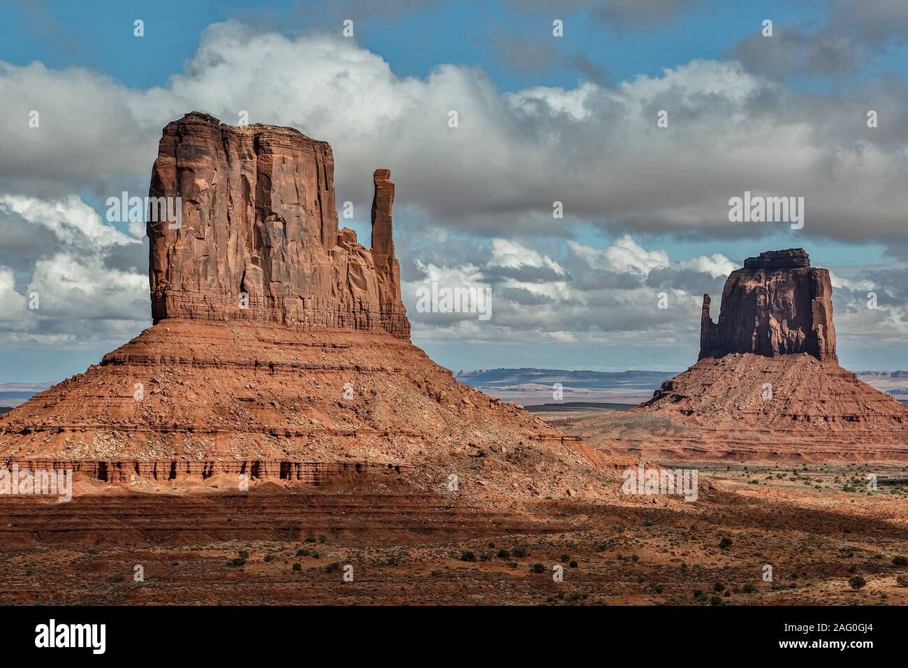 West Mitten Butte (left) and East Mitten Butte (The Mittens), Monument Valley, Utah and Arizona border USA Stock Photo