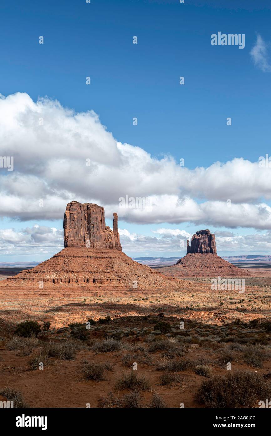 West Mitten Butte (left) and East Mitten Butte (The Mittens), Monument Valley, Utah and Arizona border, USA Stock Photo