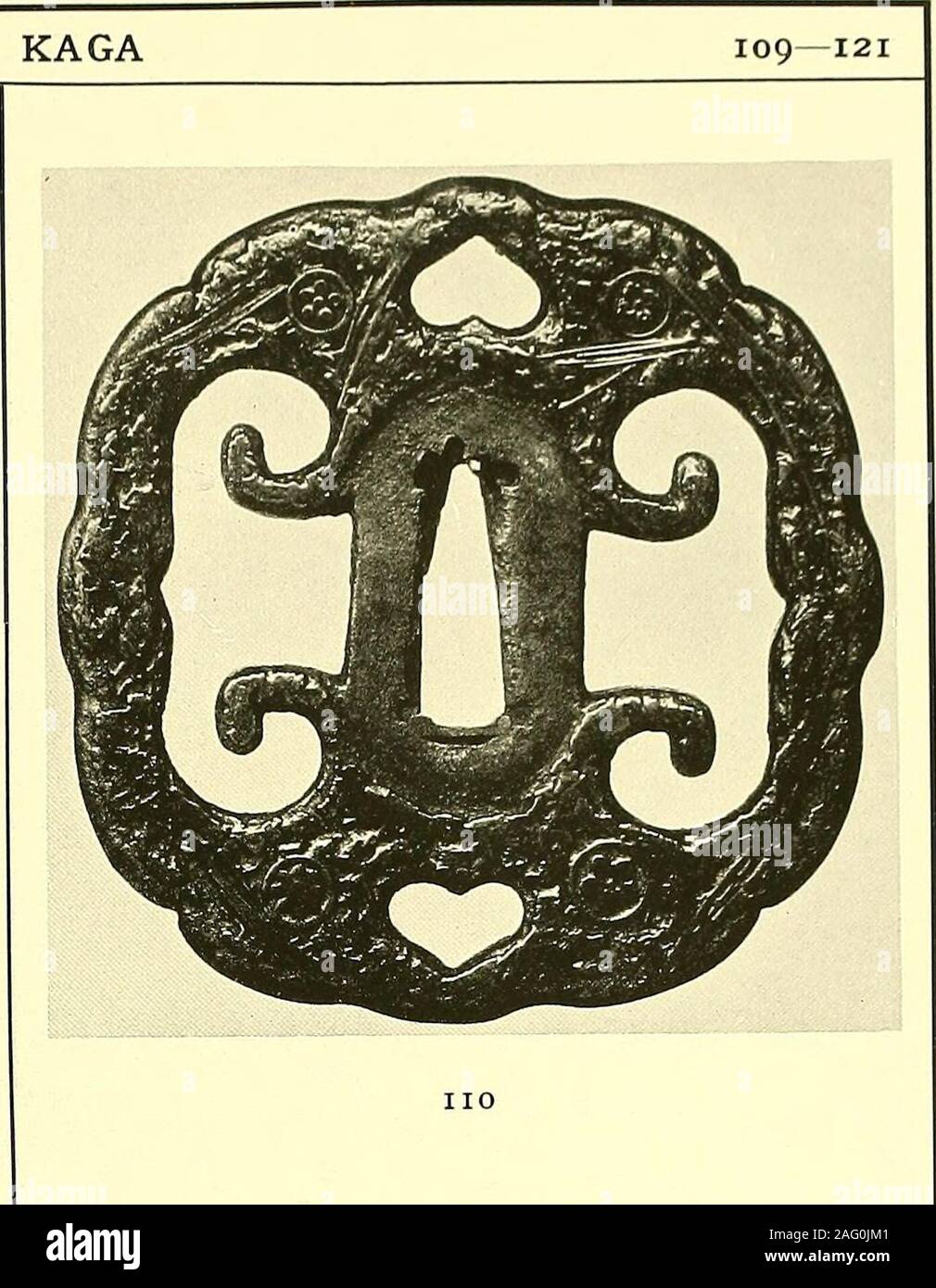 . Japanische StichblÃ¤tter und Schwertzieraten : Sammlung Georg Oeder, DÃ¼sseldorf : [Katalog]. ¶gan) bedeckt, da-zwischen kleine Wappenrunde. (Abb.) III TSUBA aus Eisen, mit gehackten Gelb-metallsplittern bedeckt (NunomezÃ¶-gan) , zwischen denen kleine Wappen-runde angebracht sind. 112 TSUBA aus ShakudÃ¶, mit gehacktenGelbmetallsplittern bedeckt (Nunome-zÃ¶gan) . 113 TSUBA aus Eisen, mit Stempel-Ein-drÃ¼cken im TembÃ¶stil und gehacktenGelbmetallstÃ¼ckchen bedeckt (Nu-nomezÃ¶gan) . 114 TSUBA aus Eisen, mokkÃ¶fÃ¶rmig, mitflachen Einlagen von gelber Bronzein der Art gemaserten Holzes. 115 TSUBA Stock Photo